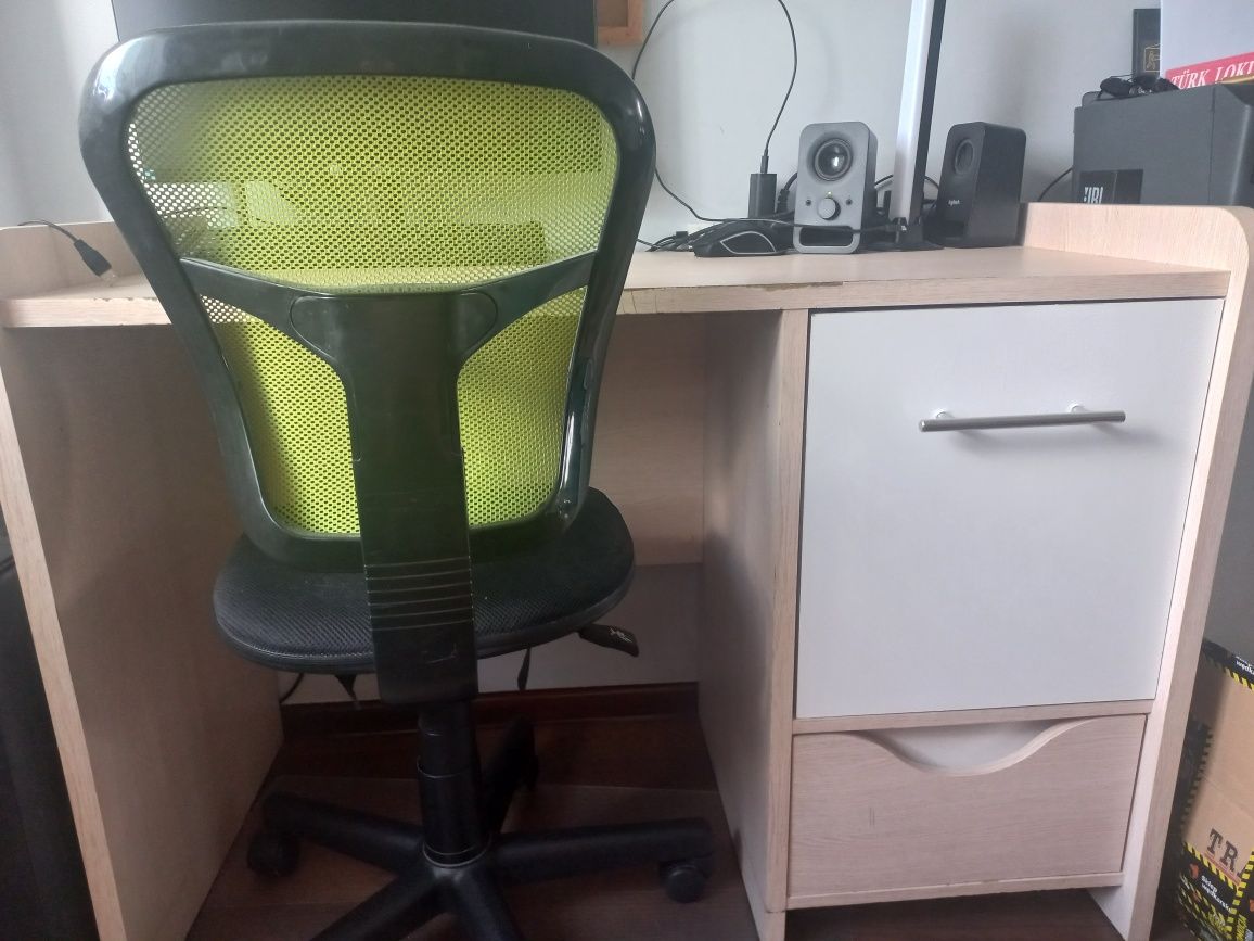 Sprzedam biurko z fotelem