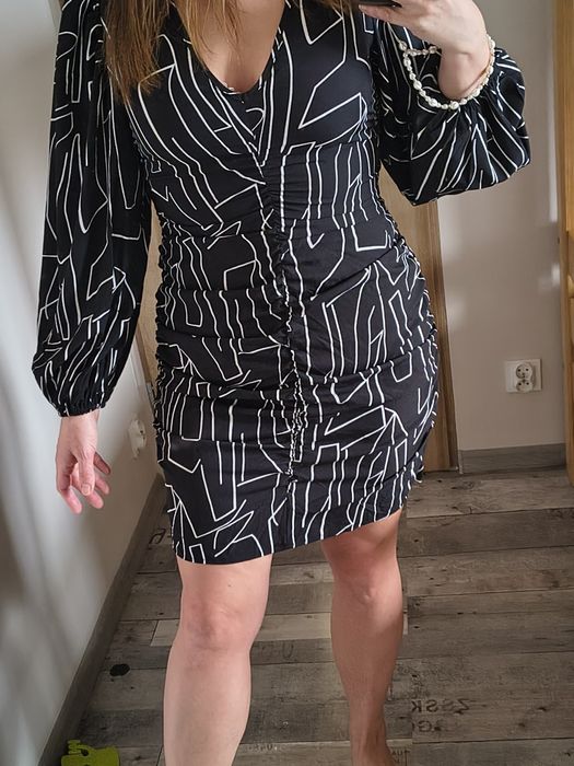 Czarna sukienka z bufiastymi rękawami Bodyflirt