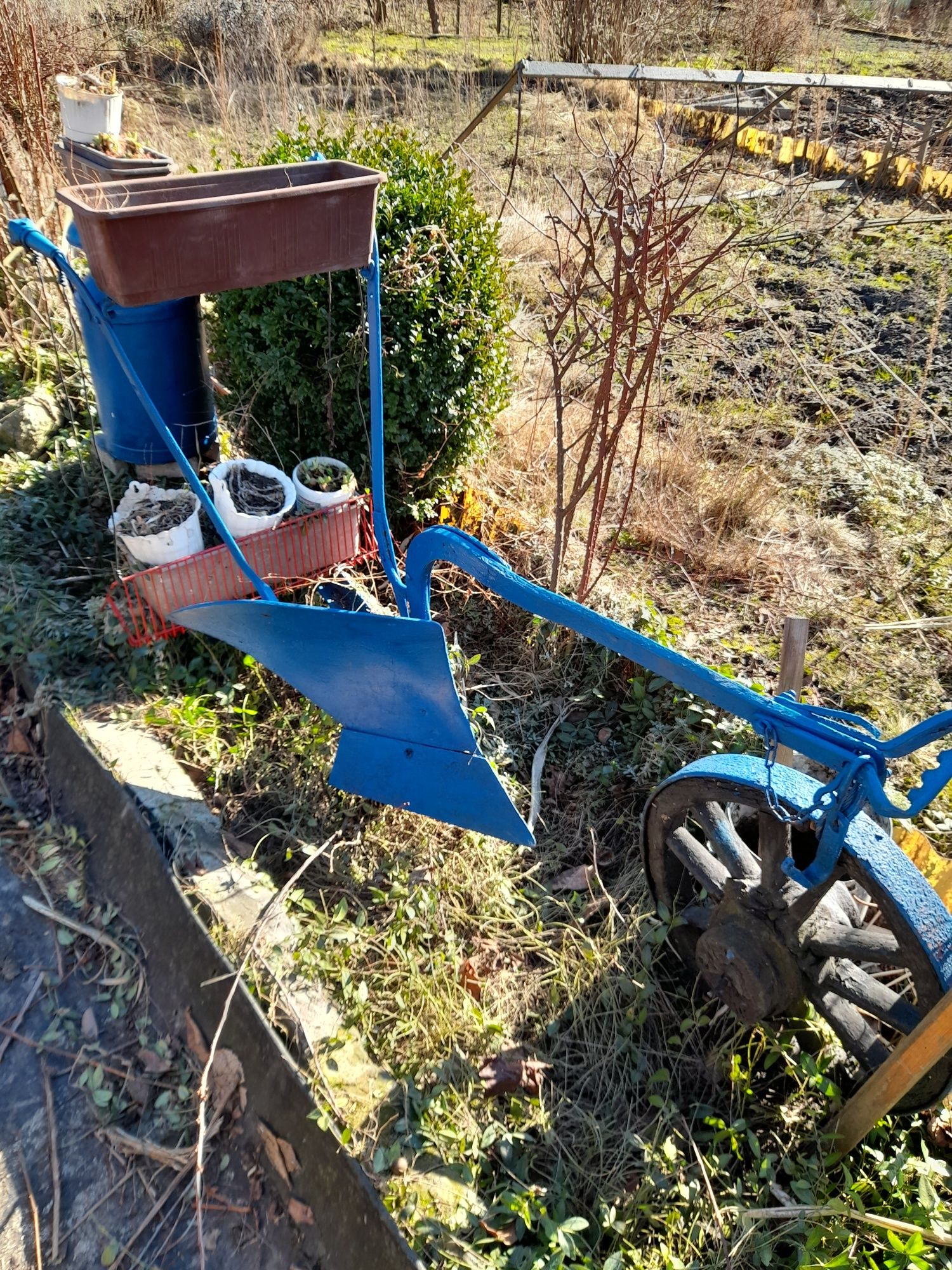 Dekoracje  ogrodu plug z kołem  kwietnik