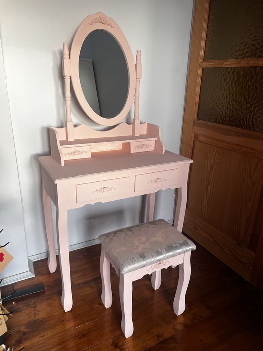 Różowa toaletka z taboretem