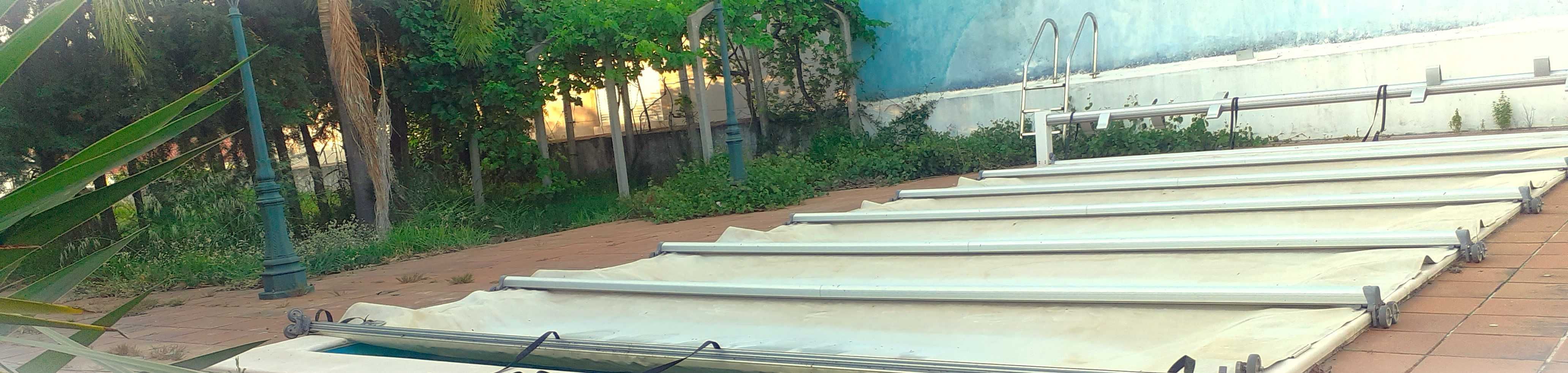 Capa para piscina de 8 m x 4 m, com motor e comando, em ótimo estado