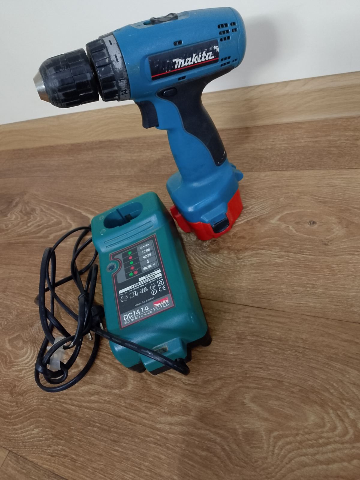 Продам шуруповерт Makita, зарядний пристрій та акумулятор