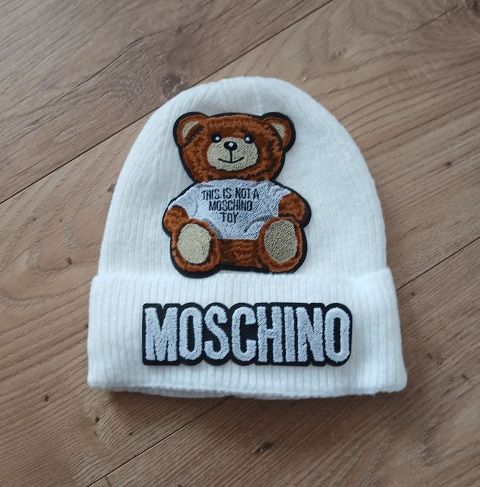 Biała czapka Moschino