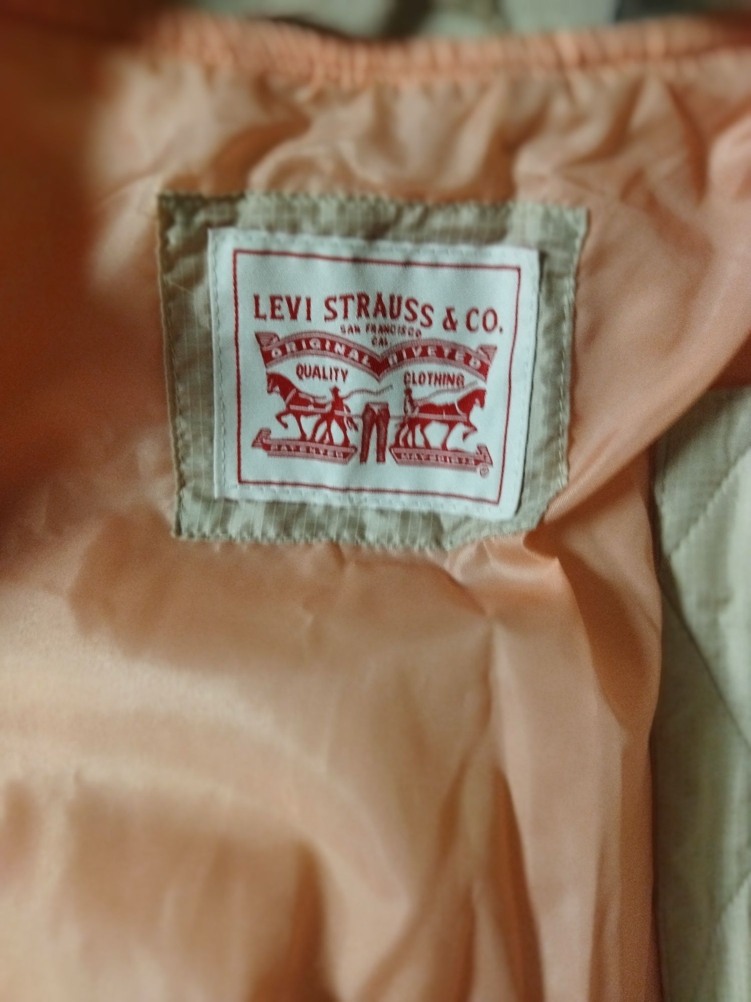 Куртка жіноча Levis  S , XXL