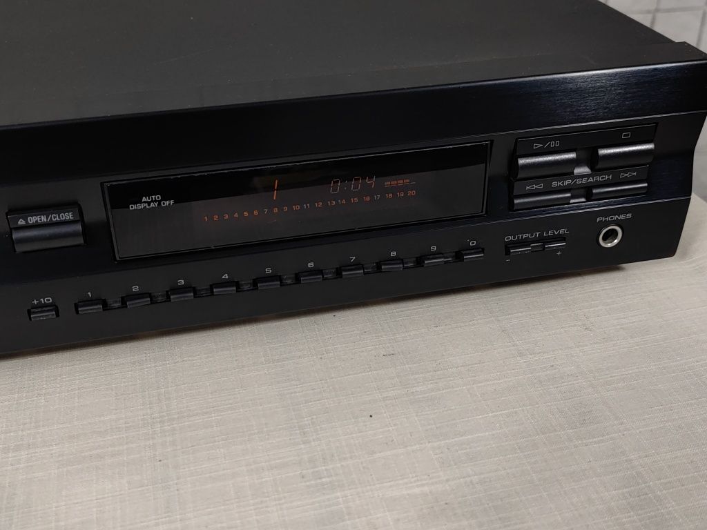 Yamaha CDX-593 Wysokiej klasy odtwarzacz płyt CD