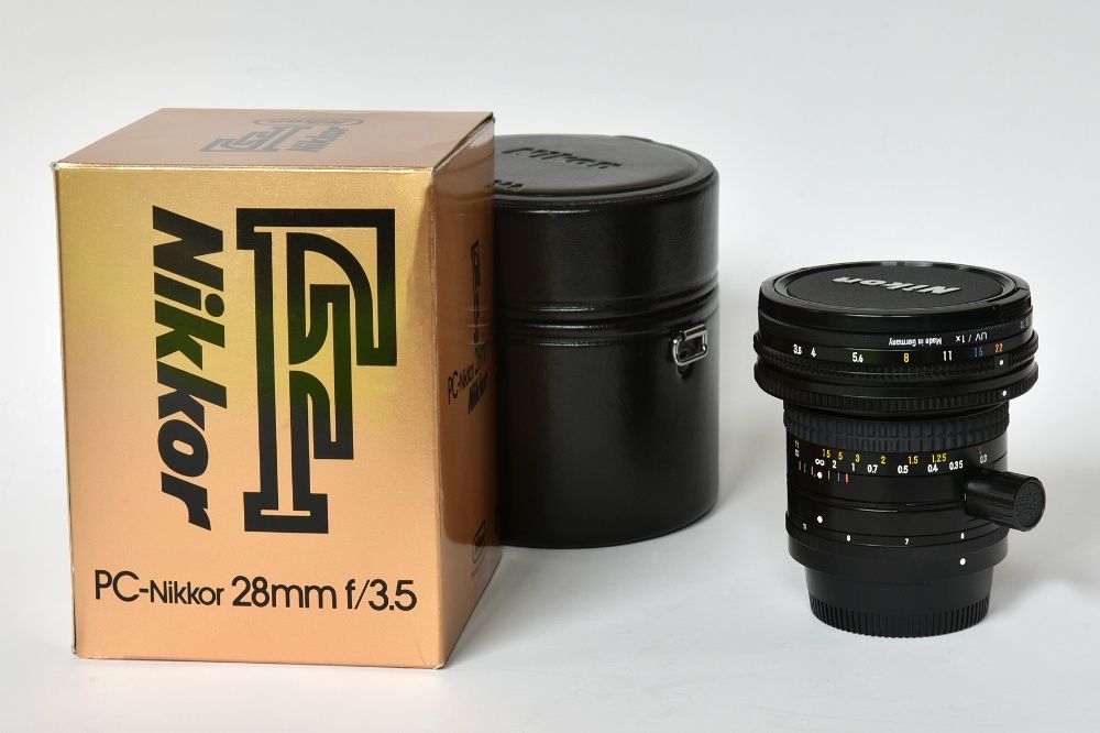 Obiektyw Nikkor F - PC 28mm/3,5 z futerałem i pudełkiem