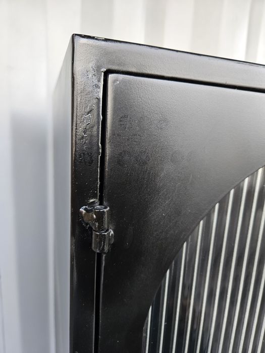 Czarna metalowa komoda szklane drzwiczki wyprzedaż