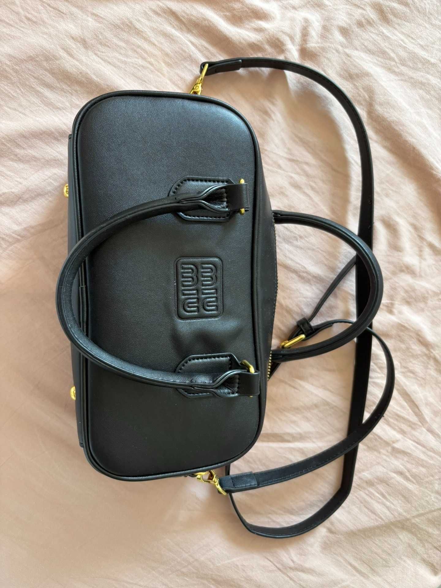 Elegancka torebka Miu Miu w czerni - ikona stylu premium