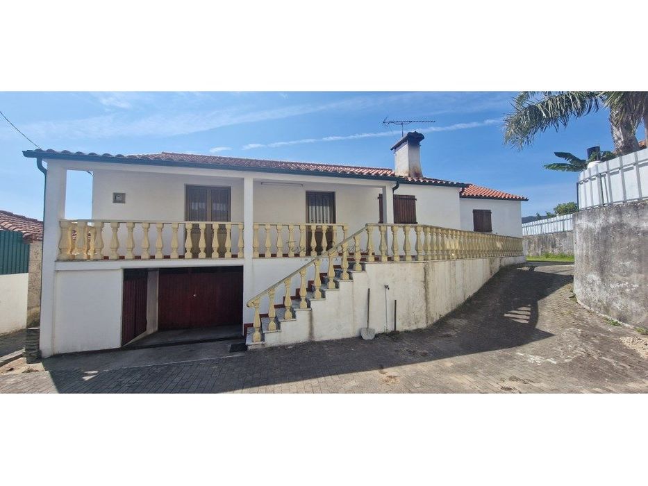 Moradia T5 com Garagem em Zona Calma