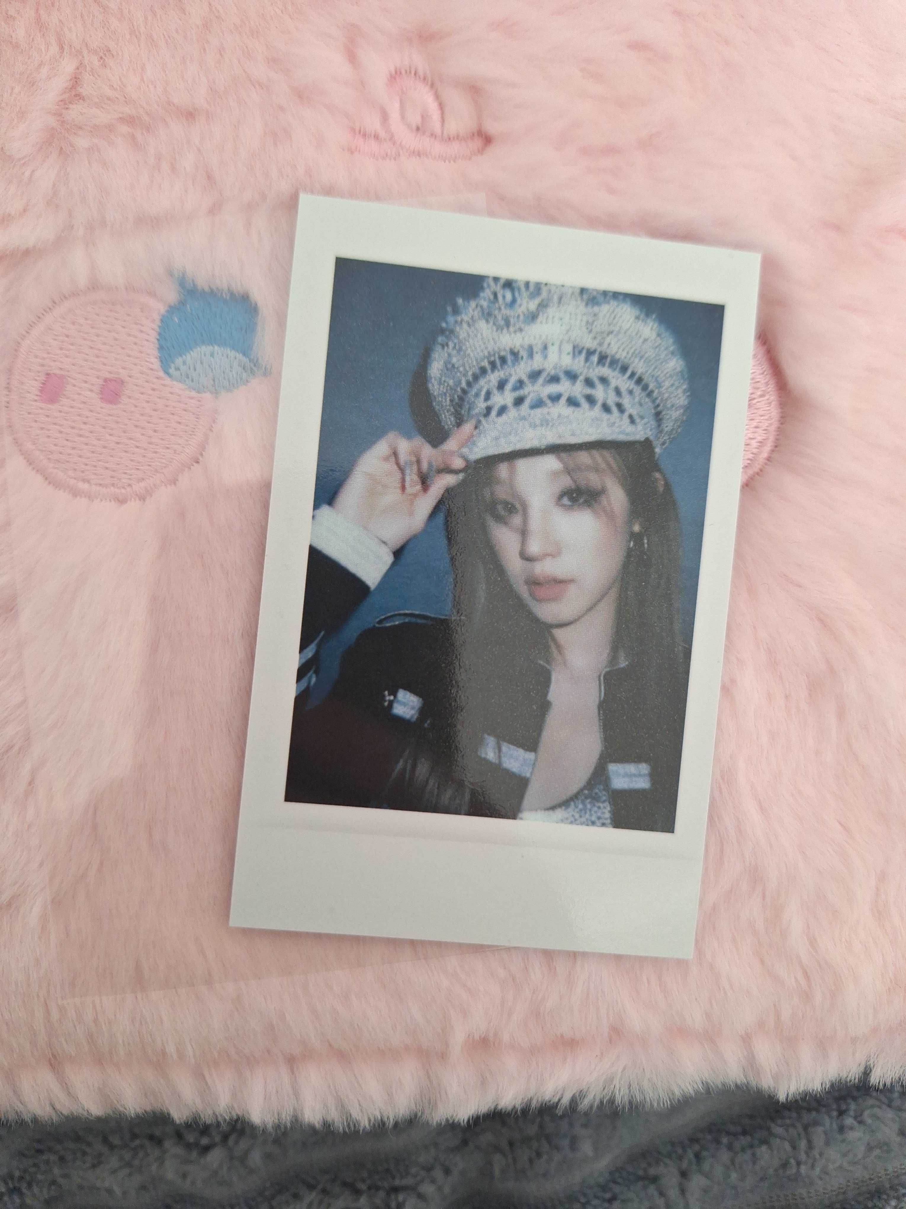 Photocard polaroid Yuqi album 2 AppleMusic Pob Lucky draw