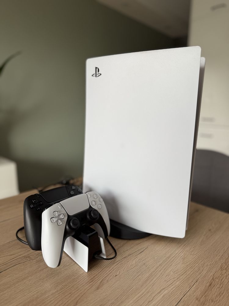 PlayStation 5 z napędem, 2 oryginalne pady, stacja ładująca