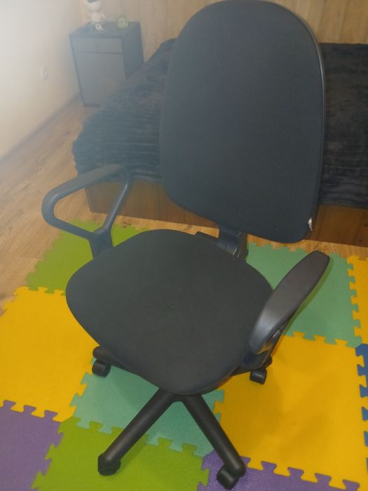 . Продам комп'ютерне крісло.