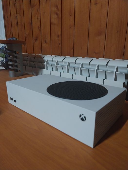 Xbox series s em bom estado com tudo da caixa, sem caixa e 1 jogo