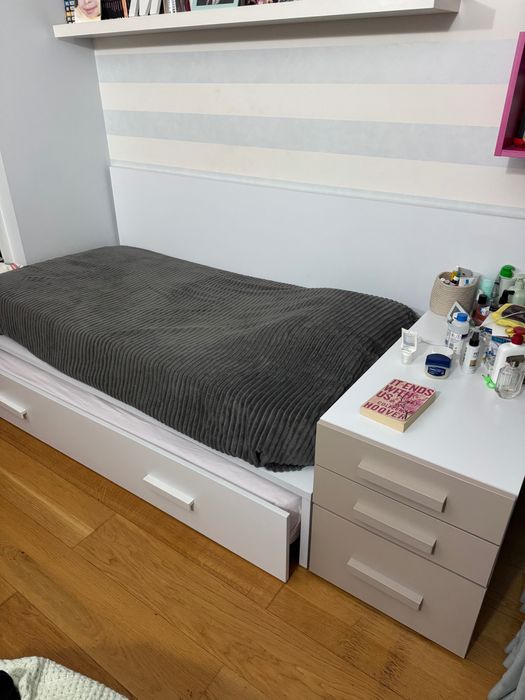 Cama individual 90x200 com cama extra + mesa de cabeceira