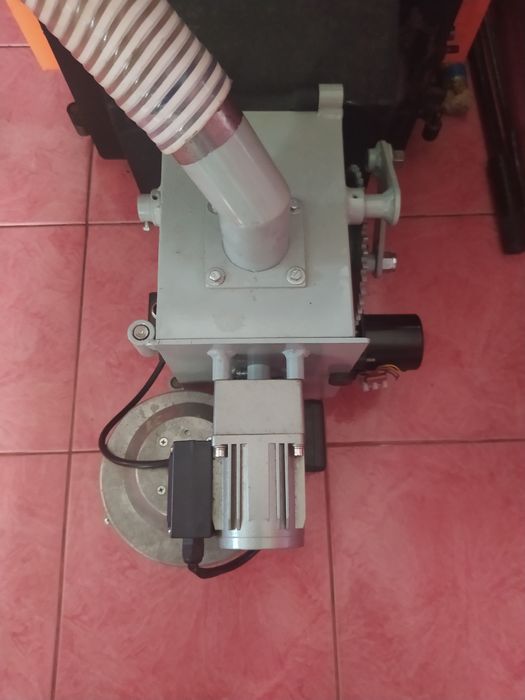 Пелетна горелка з бункером і автоматикою