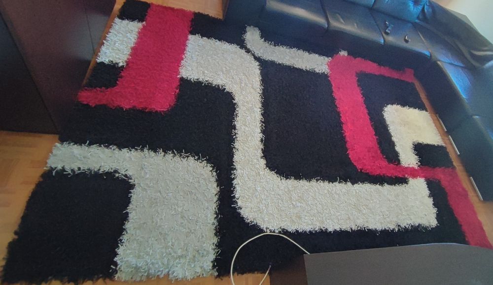 Carpete vermelha, cinza,preta e branca