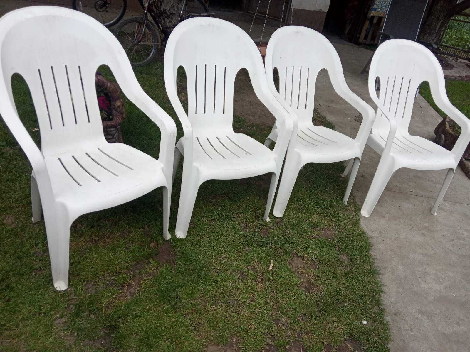 Комплект  пласмасових  крісел