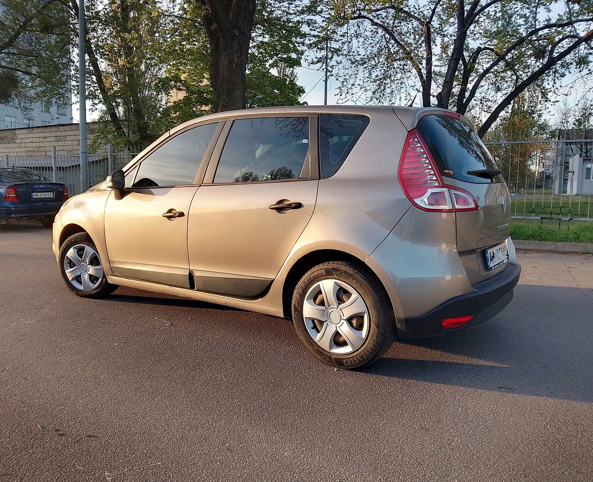 Renault Scenic III 2009. 1.6 V16. Официальный.