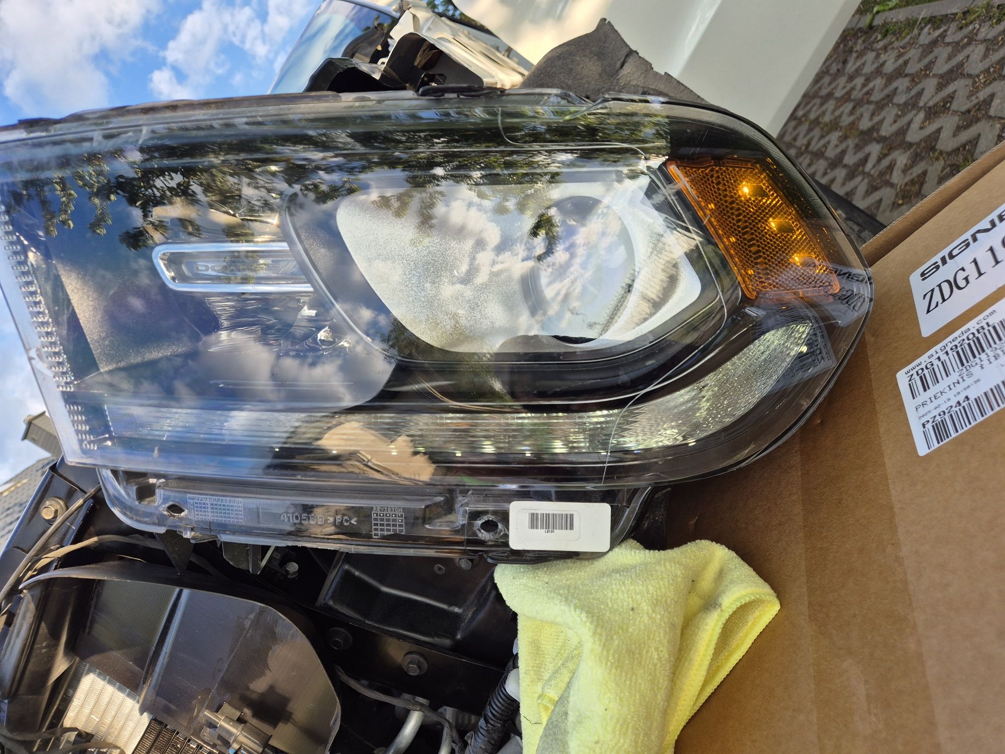 Lampy przód Dodge Durango 2019 uszkodzone