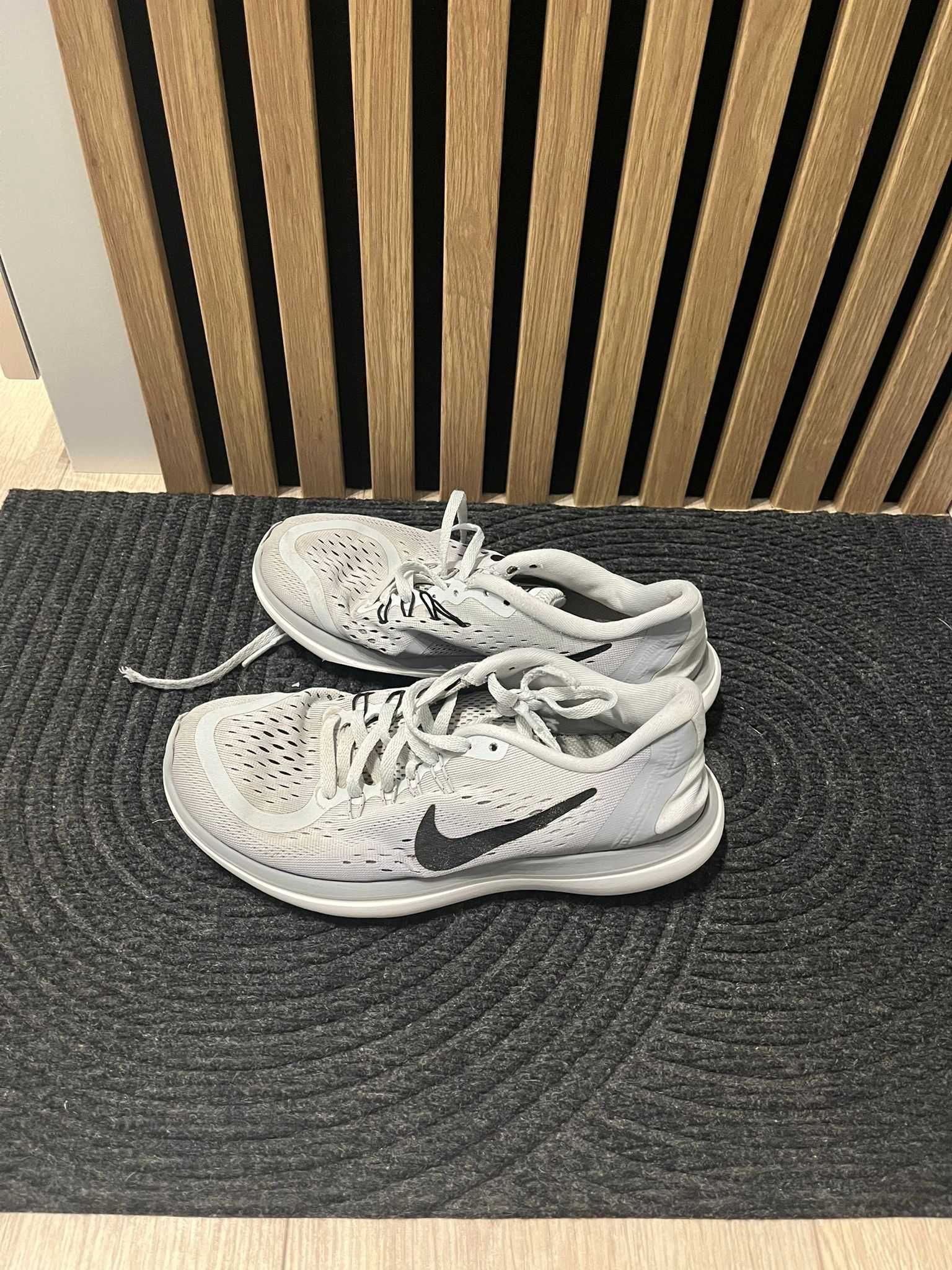 Szare buty do biegania Nike 37 - uszkodzony prawy but, lewy sprawny