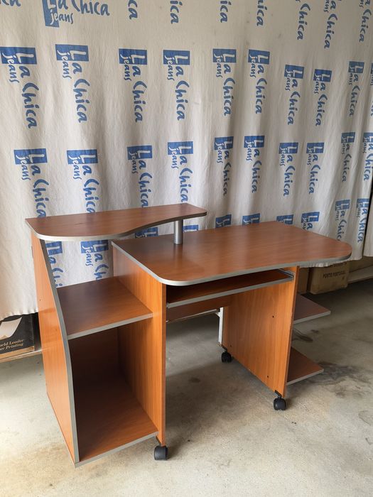 Secretária castanha com gavetas