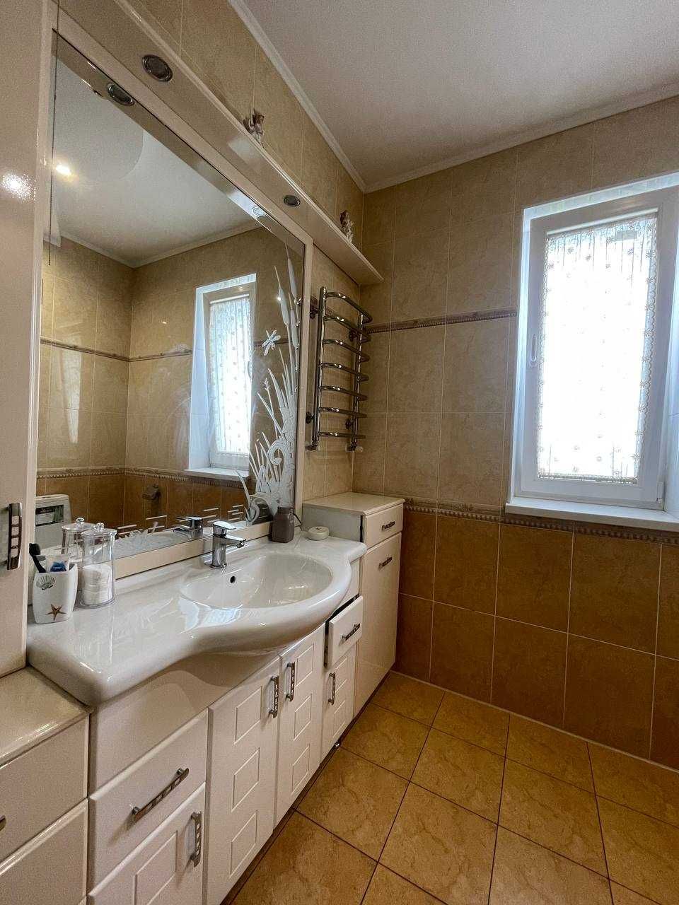 Продається будинок у с. Черніїв 2 поверхи, ділянка 15 соток!