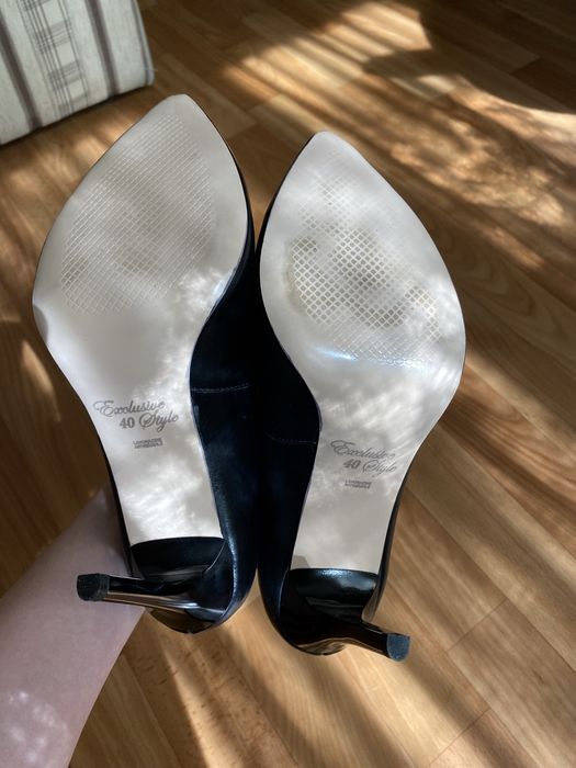 Шкіряні туфлі на шпильці (туфли-лодочки).