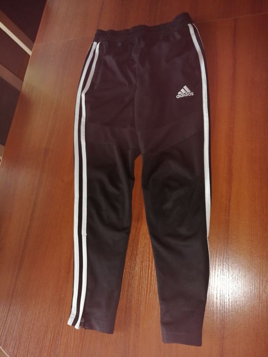 Spodnie dresowe Adidas.