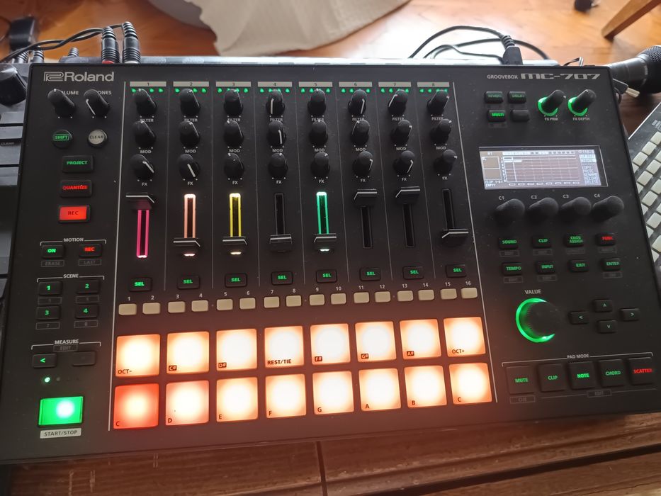 Roland groovebox mc707