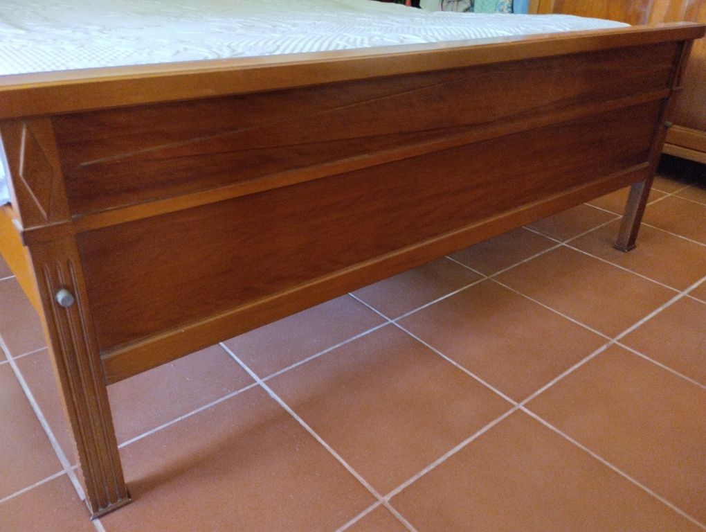 Cama em madeira de cerejeira