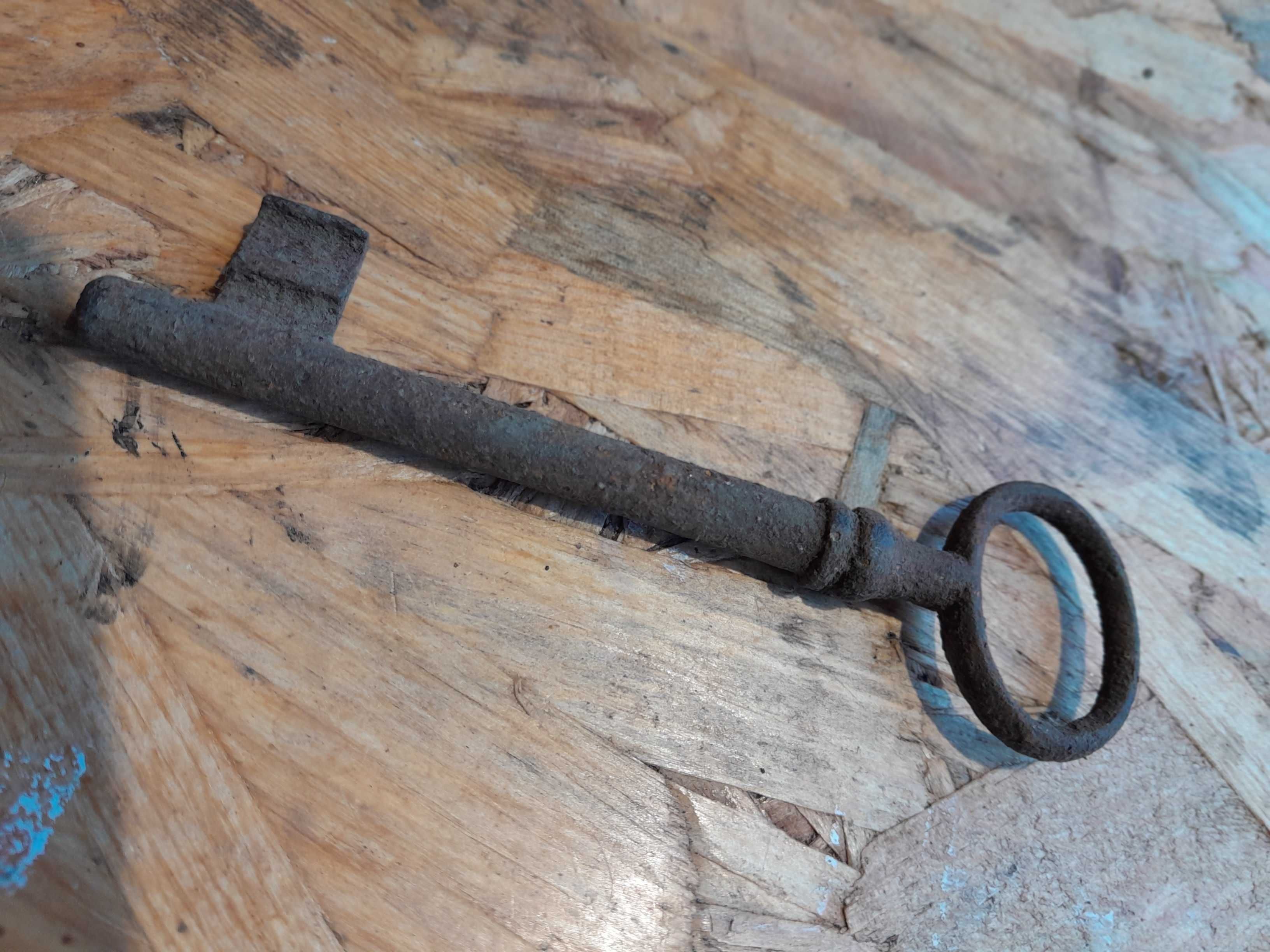 Stary zabytkowy stalowy klucz retro vintage