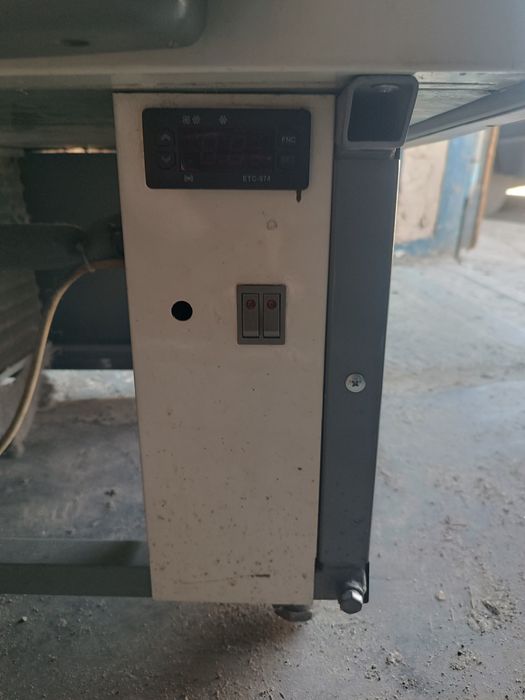 Продам ковбасну холодильну вітрину