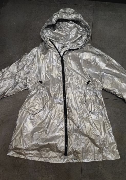 Płaszcz, kurtka przeciwdeszczowa r. 140 Zara, srebrna