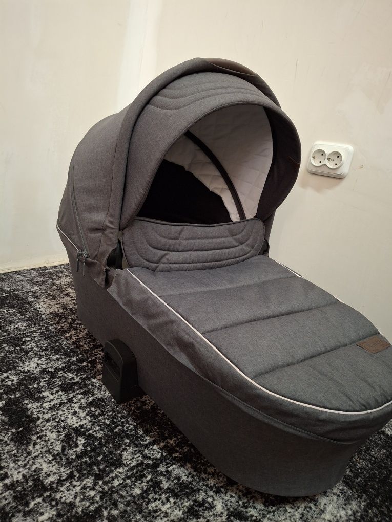 Продам коляску Carrello
