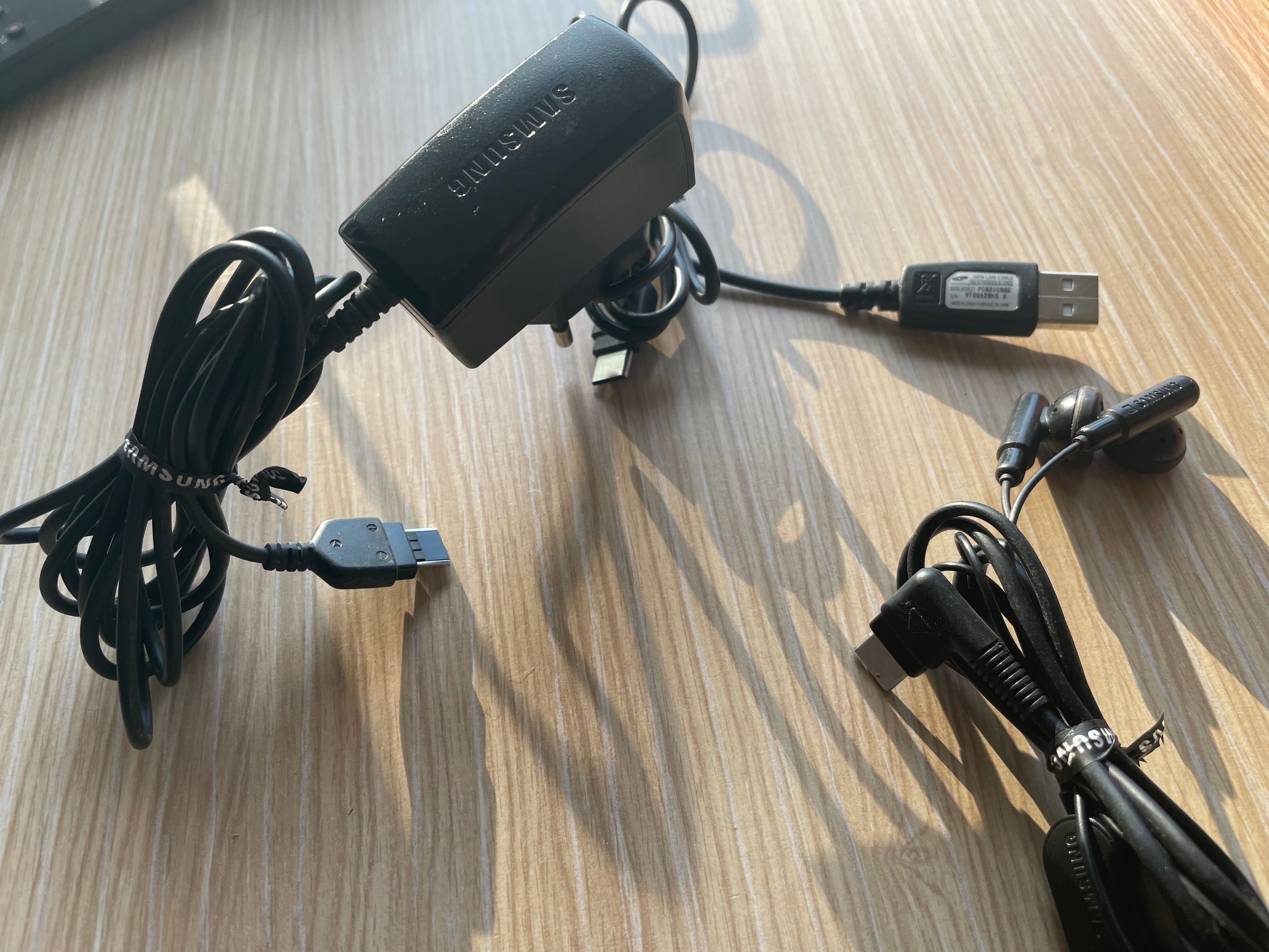 Samsung oryginalna ładowarka ATADM1OEBE, słuchawki i kabel PCB200BBE