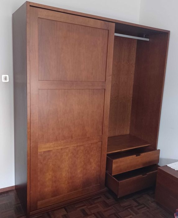 Roupeiro em madeira maciça