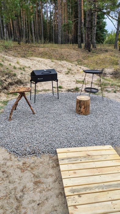 Здається подобово будиночок у лісі