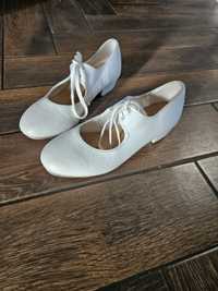 Białe buty do stepowania w rozmiarze 34.(długość wkładki 22cm).