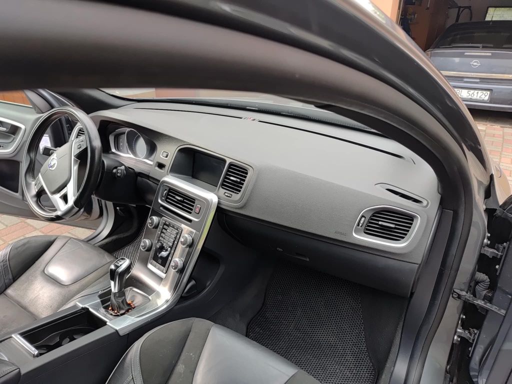 Volvo v60 r-design