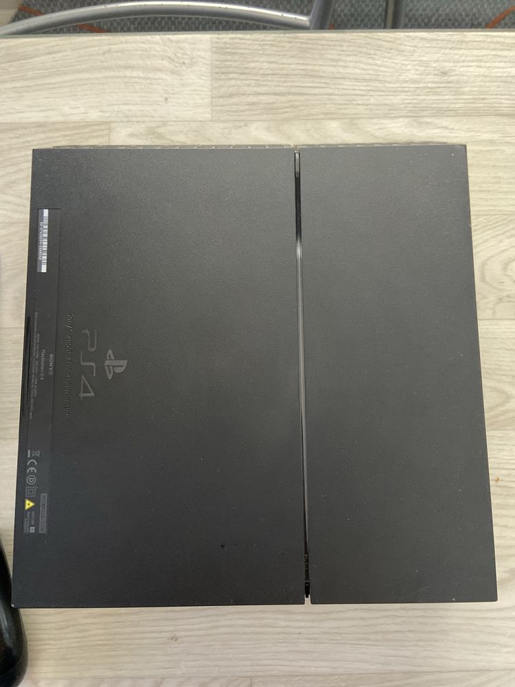 Playstation 4 500GB + 8 jogos incluidos + 2 comandos
