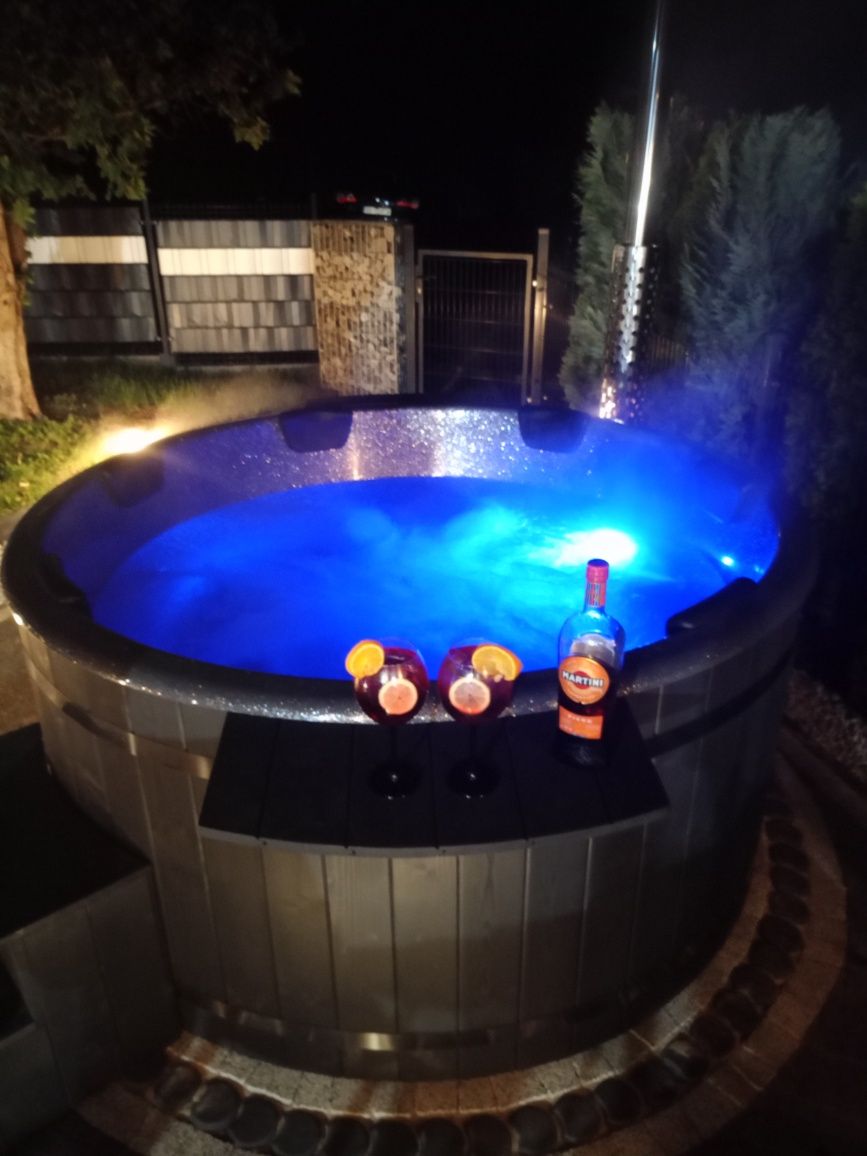 Domek z balią jacuzzi nad jeziorem w Międzybrodziu Żywieckim