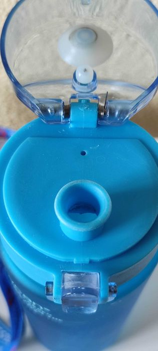 Piłkarski niebieski bidon Powcan z smyczą UEFA Respect