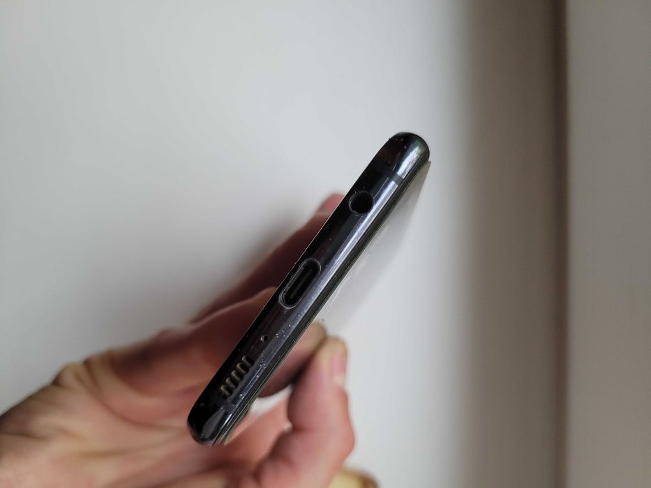 Samsung GALAXY S10e 6/128GB трещины на дисплее.