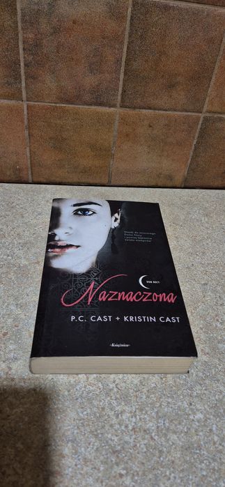 Naznaczona Dom nocy Cast