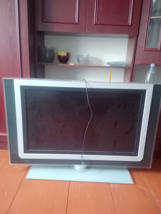 Величезний телевізор, домашній кінотеатр Philips