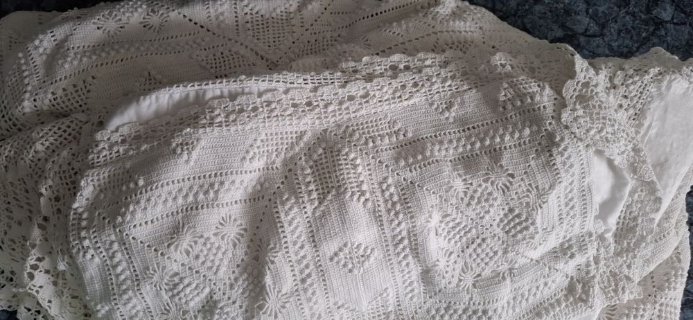 4 Colchas de Croché, com as almofadas + 1 Clocha s/ almofadas.