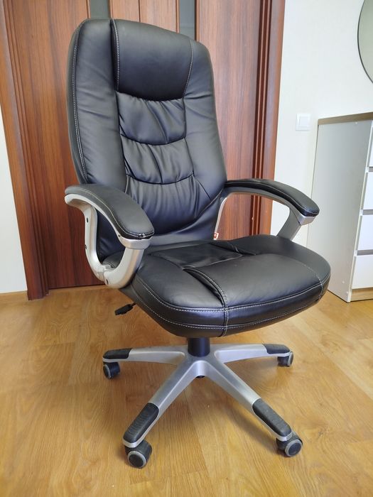 Офісне крісло Аклас. М'яке крісло на колесах