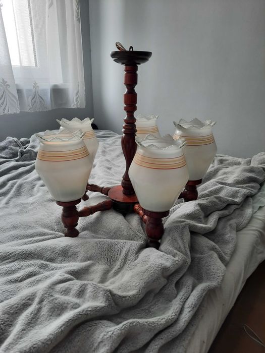 sprzedam żyrandol drewniany z czasów PRL stan b.dobry