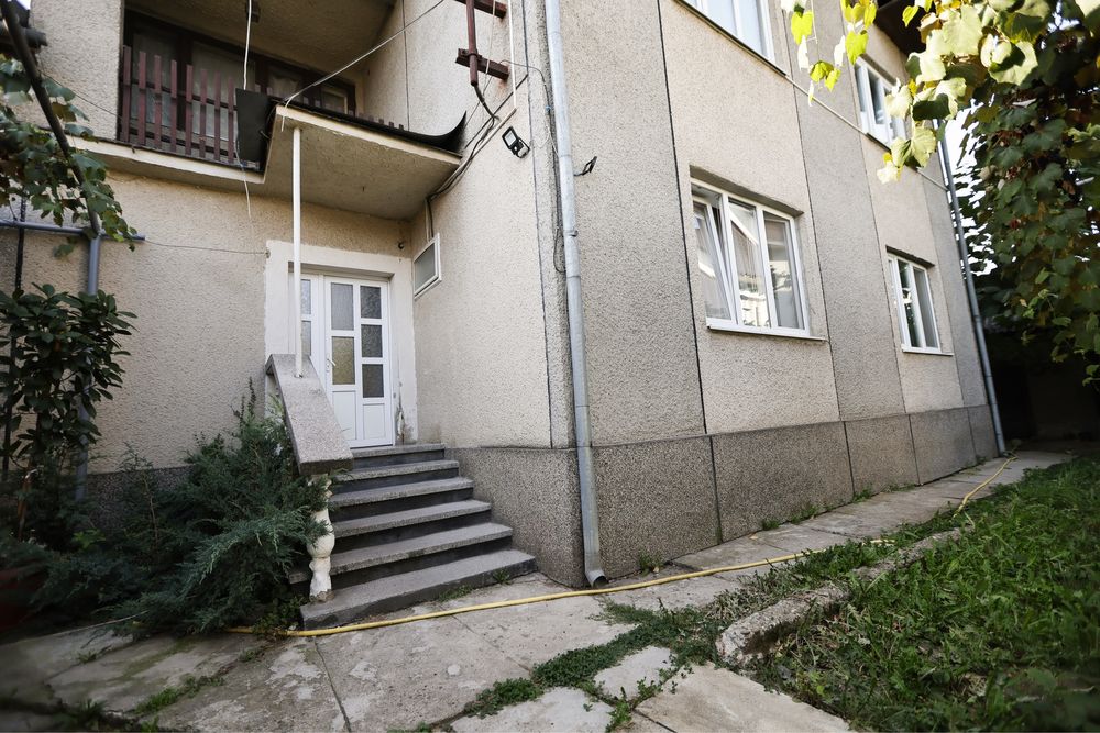 Продам будинок та діючий бізнес в центрі міста Хуст