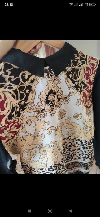 Sweterkowy top z kołnierzykiem z printem panterka złote ornamenty